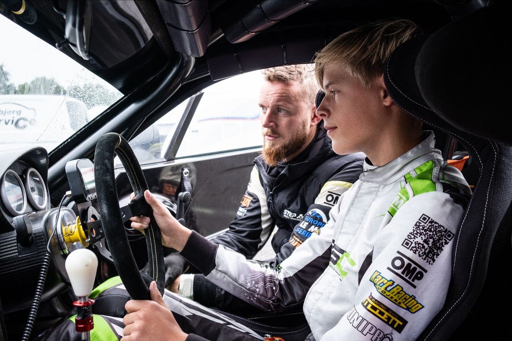 Silas har testkørt bilen ved to lejligheder under kyndig vejledning af Morten Dons (t.v.)
(Foto: Boxengasse)